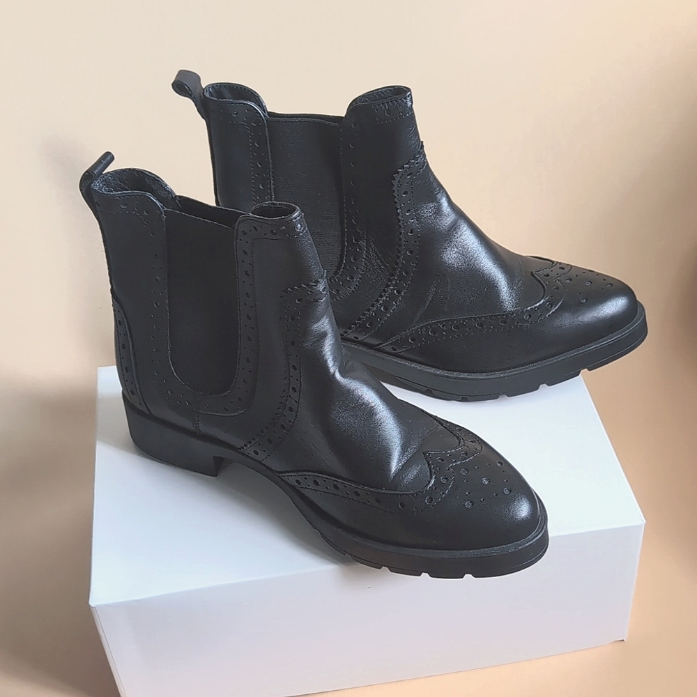 Wingtip Chelsea boot